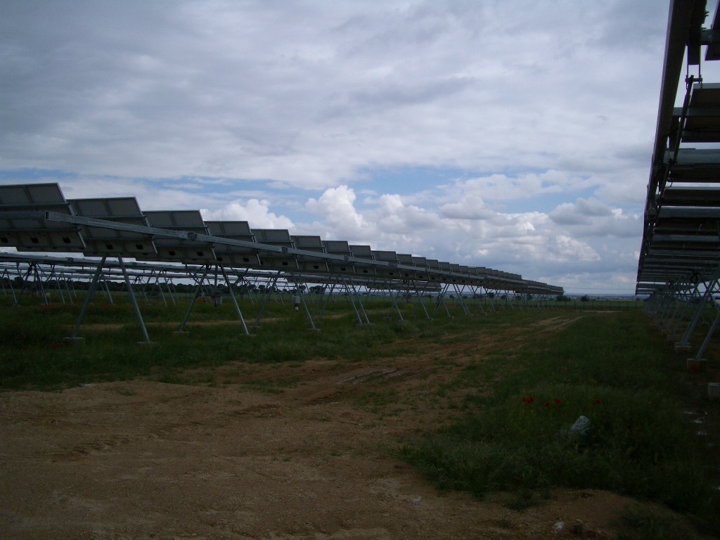 Filas de seguidores solares de la Planta Solar El Calaverón